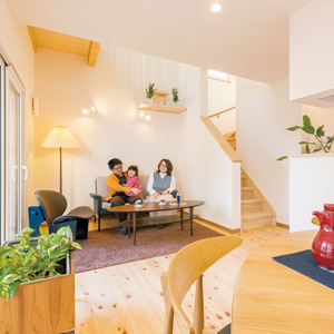 コンパクトな中にも開放感を感じるLDK。足触りのいい床は無垢のヒノキ、塗り壁は調湿効果の高い漆喰を採用。キッチンに立つ奥様は、家族がどこにいても気配がわかるので安心できる