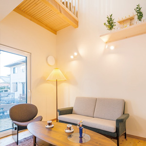 C値0.1、Q値0.69の高気密・高断熱性能により、吹抜け空間があっても家中の温度差がないので、ヒートショックの心配もない。自然エネルギーを上手に採りこむパッシブデザインが基本なので、エアコンに頼ることなく、夏も冬も快適