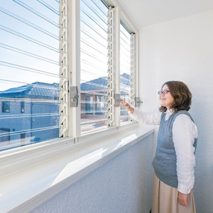 ご主人が花粉症なので、洗濯物は外に出さず、サンルームで室内干し。ルーバー式のサッシが光と風を通し、乾きも早い