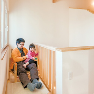 キャットウォークはパパのリラックススペース。小さな子どもの足の指が引っかからないよう、木と木の間隔を狭くしてある