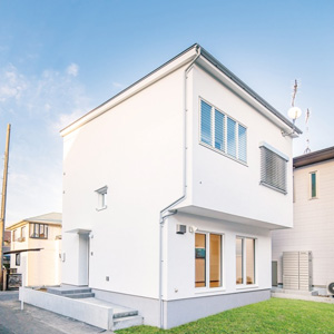 メンテナンスフリーの外壁の厚みは24cm以上あり、外気温の影響を受けにくく遮音性も抜群。
季節や時間ごとに日当たりや風の流れをシミュレーションする「シャドーチェック」により、開口部や庇を配置した