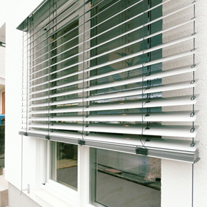 電動の外部ブラインドは掃除も楽々