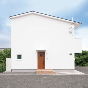 夏の西日を室内に入れないために、極力西側には窓を配置しない設計