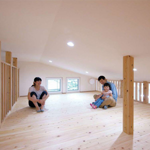 右側のホールと左側の寝室を結ぶロフト。木の格子が爽やかな風を運んでいく