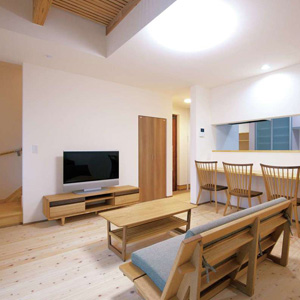 少ないエネルギーで夏は27℃、冬は20℃をキープする室内。<br>
冬の朝でも冷え込まず、梅雨時もベタつかない