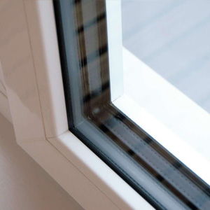 トリプルガラス・樹脂枠で高い断熱・気密・防音性能をもつドイツ製のユーロサッシ。<br> 
外断熱と内断熱のダブル断熱だから壁の厚みは230mm以上