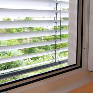 電動の外部ブラインドは窓の外で光を遮るために遮熱効果が高い。<br>
強風時には自動で収納される