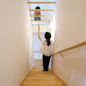 ロフトへはスケルトンの階段で。<br>これも通風を考慮した工夫のひとつ