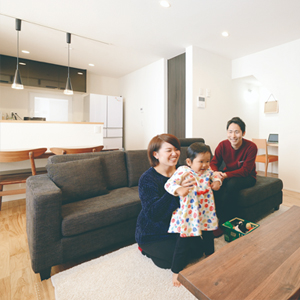  日本瓦に深い軒、整然と並んだ垂木。シックなフォルムの中に陰影が生み出す美しさ。<br>
そんな昔ながらの町家のディテールを活かしながら個性的な装いを加えた外観