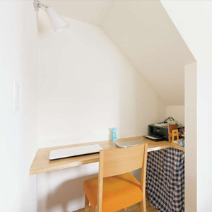 階段下はデスクを造り付けてご主人の書斎コーナーに。<br>
家族の気配を感じながらパソコンを見ていられる