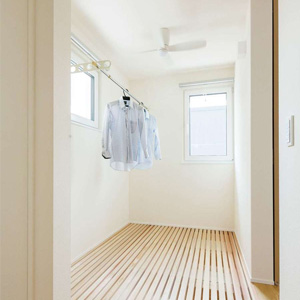 弊社の完成見学会で見た格子床を取り入れた2階ランドリースペース。<br>
空気が家中を循環しているので速く乾く