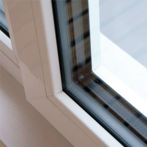 外断熱＋内断熱のハイブリッド断熱とトリプル断熱ガラスのユーロサッシにより世界基準の高気密・高断熱を実現。<br> 
外気温に影響されない快適な住空間で子育てができる