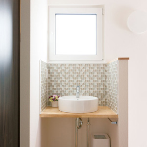 来客も使えるおしゃれな洗面台を玄関横に造作。<br>タイルは奥さまのチョイス