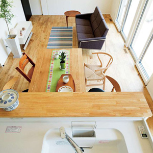 リビングを見渡す対面キッチンは奥さまのご希望。<br>
「長男が大きくなったらダイニングで宿題をして・・・」と未来を思い描く