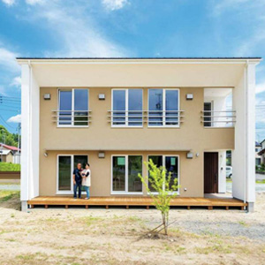 明るくモダンなツートンの外観。バルコニーは玄関上に作ってすっきりと見せている