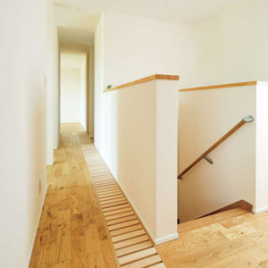 吹き抜けの格子が2階では廊下の一部に