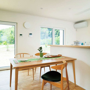 ダイニングからも大きくとった窓から外の景色が見渡せ、リラックスした時間を過ごせる<br>
遮音性の高いサッシで外を車が通っても気にならない