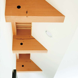 吹き抜けの格子部分。通気だけでなく間接照明の役割も果たす