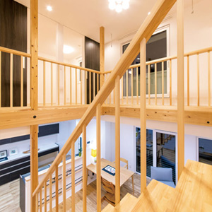 1階も2階もぐるぐると回遊できる間取り。2階の床は格子板を張り、通気を効率的に促す。<br>
キッチンから子どもがどこにいても気配がわかるので奥さまも安心