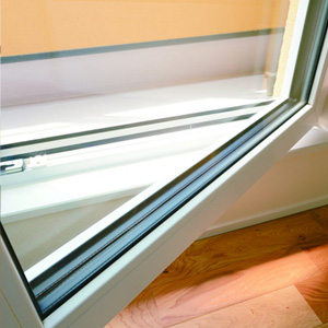 一般的なペアガラスの5倍以上の断熱性能を持つトリプル断熱ガラスのユーロサッシ