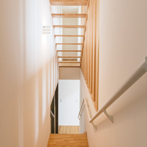 開放感抜群のスケルトン階段