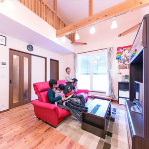 無垢のカバザクラと調湿・消臭効果をもつ漆喰に包まれた2階LDK。
世界基準の気密・断熱性能が実現する秘密は、セルロースファイバーによる内断熱に、外張り断熱までプラスされた「ハイブリッド断熱」。
内部結露が発生しないため、アレルギーの原因となるカビ、ダニの心配がないだけでなく、家自体の寿命が伸びるため資産価値が長く維持される。
メンテナンス費用が抑えられることもうれしいポイント