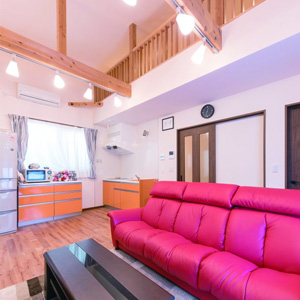 食事は1階DKが中心になるので、2階のキッチンは簡易的なものを選んだ。
開放的な空間をもち、2世帯住宅のサイズと仕様を有するが、光熱費は「友だちの家より、ずっと少ないみたいです」と奥さま。
優れた性能に加え、1棟ごと光と風をシミュレーションし、自然の力を活かす設計が暮らしに表れる