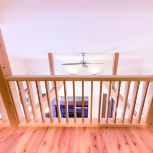 LDK上部にはロフトが用意されている。階段でアクセスするので、秘密基地や収納に大活躍♪
