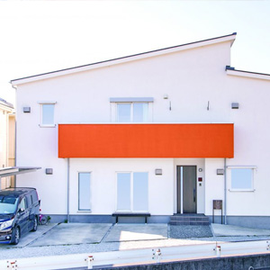 住宅街になじみながらも、パッと明るい個性を放つ外観。外壁にはメンテナンスフリーで、高い耐火性や衝撃耐性をもつ、ドイツ生まれの「アルセコ」を採用