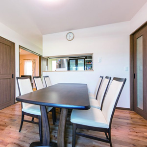 1階DKは家族の動線とお客さんの目線に配慮して計画。
親戚が集まるときには和室も一体化できるよう、建具にもひと工夫。