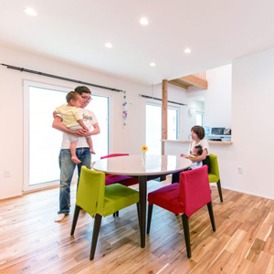 無垢のアカシアと調湿効果の高い漆喰に包まれたLDK。セルロースファイバーによる内断熱に外張り断熱をプラスした「ハイブリッド断熱」で世界基準の気密・断熱性能を発揮
