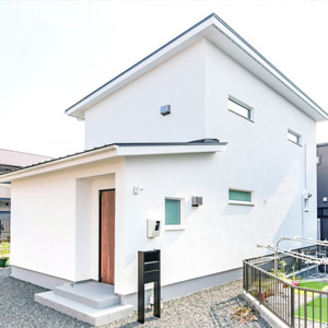 外壁はメンテナンスフリーで、高い耐火性や耐候性を持つドイツ生まれの「アルセコ」を採用。シャドーチェックを実施し、日当たりを最大限に取り込めるよう建物を配置した