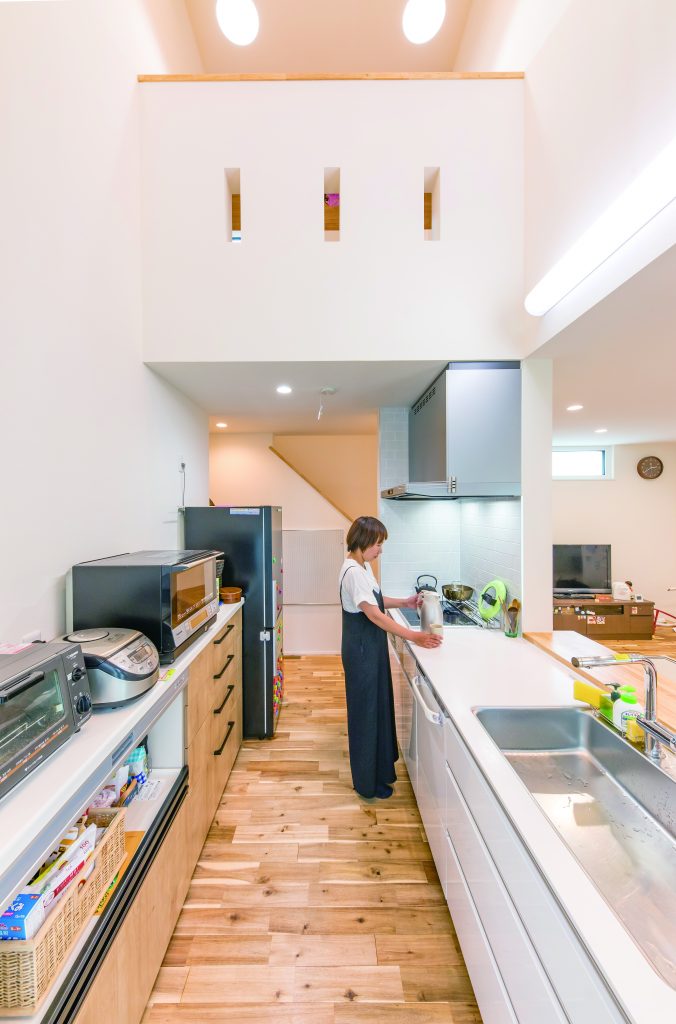 吹き抜けキッチンから家族を見守る家