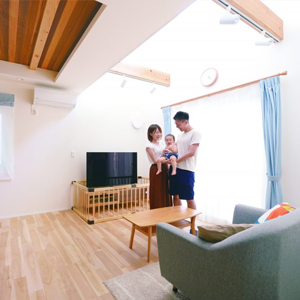 吹き抜けにある窓から光が降り注ぐLDK。<br>シーリングファンを伝って風が抜け、ここにいるとまるで家が呼吸しているかのような心地よさ。
壁や天井は調湿効果のある漆喰で仕上げ、カビの心配もなし。外断熱と内断熱のハイブリッド断熱により、壁内に結露が発生しないので家が長持ちする。
ダイニングの天井の一部にはウェスタンレッドシダーを施し、夜には間接照明が落ち着いた雰囲気を演出する。
裸足でも気持ち良く過ごせるよう床材に無垢のカバザクラを採用