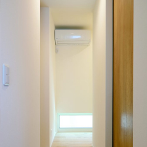 吹き抜けにあるファンによって家の空気が巡り、室温が均一になる。<br>
脱衣室も、トイレの中も快適。子どもが寝ていて布団を蹴飛ばしても、かぜの心配もなし。
エアコンは2台だけなので光熱費はもちろんのこと、数年後の買い替えコストも抑えられる。
浮いた分は子どもの習い事や家族旅行などに投資できるのもうれしい
