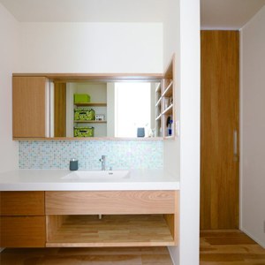 忙しい朝、夫妻が同時に支度できるようにした幅広の独立型洗面室。モザイクタイルをあしらった奥さまお気に入りの場所