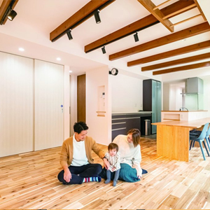 25畳を超える開放感あふれるLDK。無垢材と自然素材を惜しみなく使った心地いい空間に、きれいな空気がゆったりと流れる。天井高を変えたことによって生まれたデッドスペースに、ご主人が鍛えるための雲梯を造作した