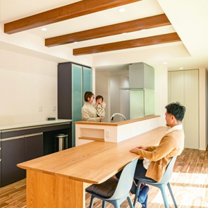 キッチンと一体化した造作のダイニングテーブル