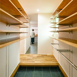 玄関ホールから手洗い、洗面脱衣室、浴室へと行き止まりなくアクセスできる動線が子育て奥さまの負担を軽減する