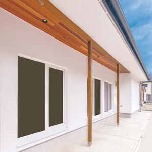 深い軒が夏の直射を遮り、冬の陽だまりを室内へ導く