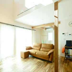 視界が開け、自然光がオフホワイトの漆喰に反射することで、実面積よりも広く感じられるLDK