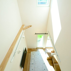 「コンパクトな空間でも狭く感じない空間にしてほしい」という要望にお応えした吹き抜け。家中の空気が循環し、どこにいても温度差が少ない。