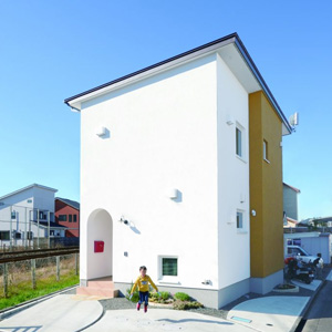 線路沿いに建つK邸。世界基準の高断熱性能とトリプルガラスにより、騒音も気にならない。