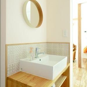 玄関とリビングの中間に設けた手洗いコーナー