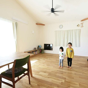 足触りが気持ちいい無垢床だから、子どもたちは冬でも裸足。回遊動線で結ばれたLDKと寝室をぐるぐると走り回っているそうです。