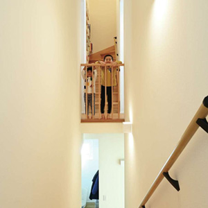 空気を階下に回す格子柵。お父さんが帰ってくると子どもたちはここから「おかえり！」と声をかけてくれます。