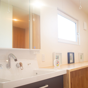 脱衣所には大きい収納件、洗濯物をたためるスペースを確保しました。