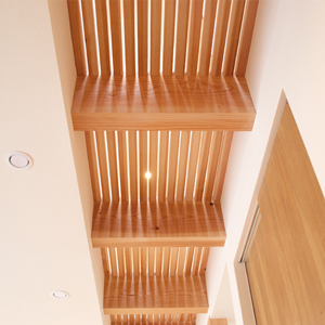 快適な室内空間を造る為に必要な吹き抜けは廊下をスノコを設置する事で対応。