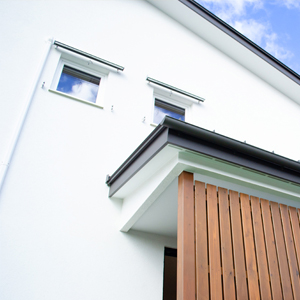 玄関にはお洒落な木製の目隠しを設置。